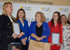 Sześć kobiet, dwie z nich trzymają dyplomy