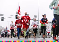 Biegacze biegną ulicami Białegostoku