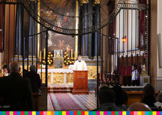 Ksiądz podczas mszy stoi przy mównicy