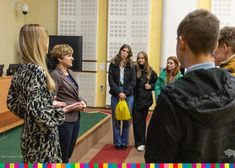 Uczniowie słuchają wypowiedzi przedstawicielki urzędu marszałkowskiego