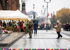 Oficjele składają wieńce pod pomnikiem Pisłudskiego