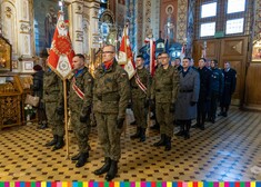 Żołnierze stoją na baczność w kościele