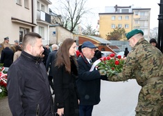 Przekazanie kwiatów na ręce żołnierza