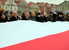 Oficjele rozkładają flagę Polski