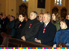 Marek Olbryś siedzi w kościelnej ławie wraz z innymi oficjelami