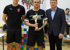 Marek Malinowski wraz z kapitanem drużyny, która zajęła drugie miejsce
