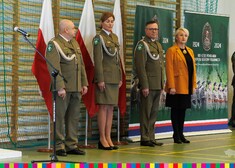 Wiesława Burnos stoi na baczność wraz z przedstawicielami Straży Granicznej