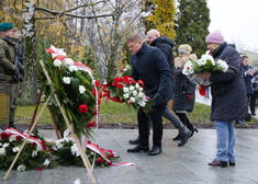 Członek Zarządu Marek Malinowski składający symbolicznie kwiaty pod pomnikiem Józefa Piłsudskiego