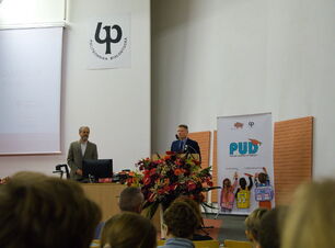 Marek Malinowski przemawia zza mównicy do uczestników inauguracji