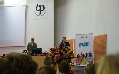 Marek Malinowski przemawia zza mównicy do uczestników inauguracji