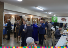 Wiesława Burnos i inni seniorzy tańczą w parach