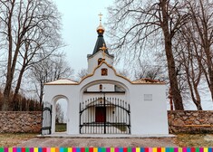 Biała brama prowadząca do świątyni prawosławnej