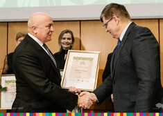Wręczanie dyplomu dla przedstawiciela gminy Klukowo