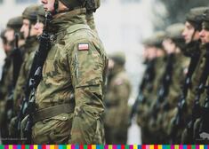 Zbliżenie na flagę Polski na rękawie żołnierza