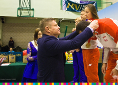 członek zarządu Marek Malinowski wręcza medal zawodnikowi turnieju