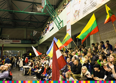 Tłum wiwatujący na trybunach z flagami różnych państw