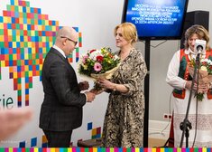 Przedstawicielka artystów przyjmuje kwiaty od marszałka Kosickiego