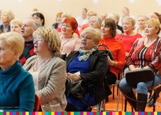 Grupa starszych kobiet przysłuchuje się prelekcji