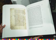 Otwarta księga z kodeksem supraskim