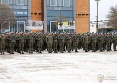 Grupa żołnierzy podczas przysięgi  