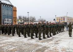 Grupa żołnierzy składa przysięgę wojskową