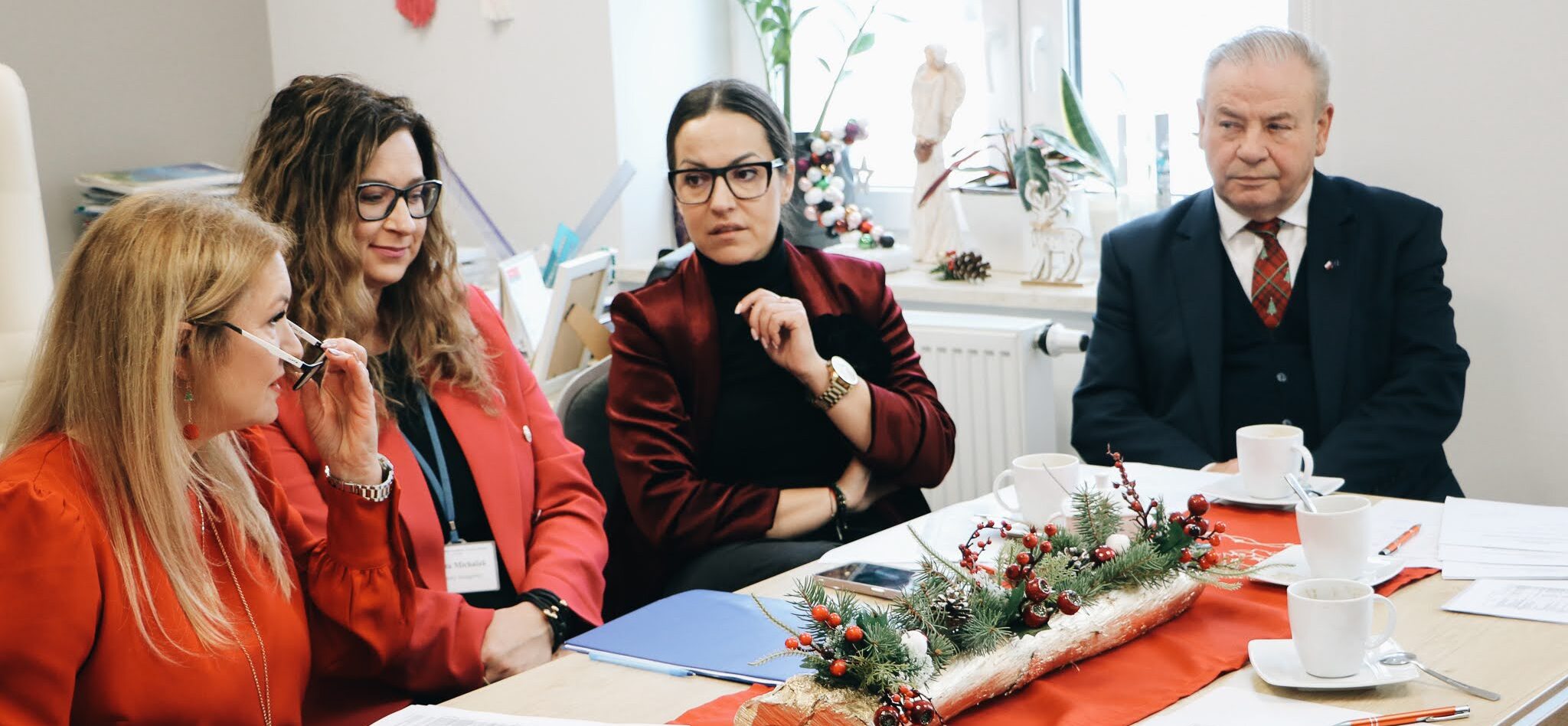 Wicemarszałek Marek Olbryś, trzy kobiety siedzące przy jednym stole