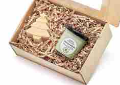 pudełko prezentowe w któym znajduje sie masło do ciała o zapachu zielonej herbaty oraz mydło w kształcie choinki 