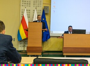 Wicemarszałek Marek Olbryś przy mównicy
