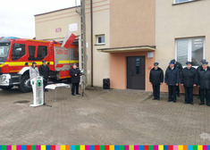 strażacy przed budynkiem OSP w trakcie uroczystości 