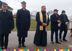 wicemarszałek Marek Olbryś w towarzystwie strażaków i księdza 