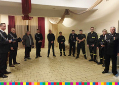 Strażacy stoją w półkolu