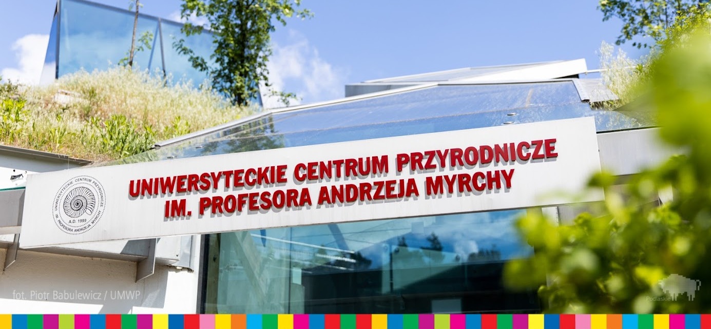 Napis nad wejściem do Uniwersyteckiego Centrum Przyrodniczego im. prof. Andrzeja Myrchy