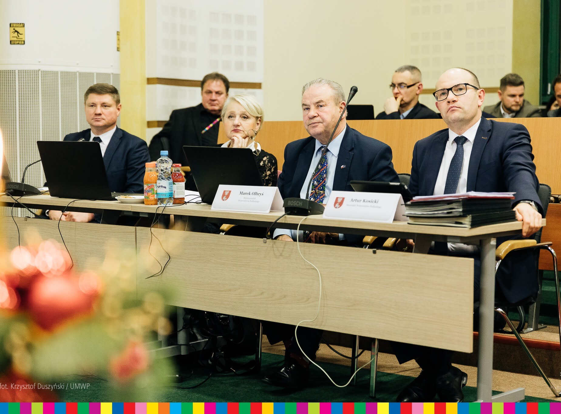 marszałek Artur Kosicki, wicemarszałek Marek Olbryś, członkowie zarządu: Wiesława Burnos oraz Marek Malinowski siedzą przy stole podczas sesji