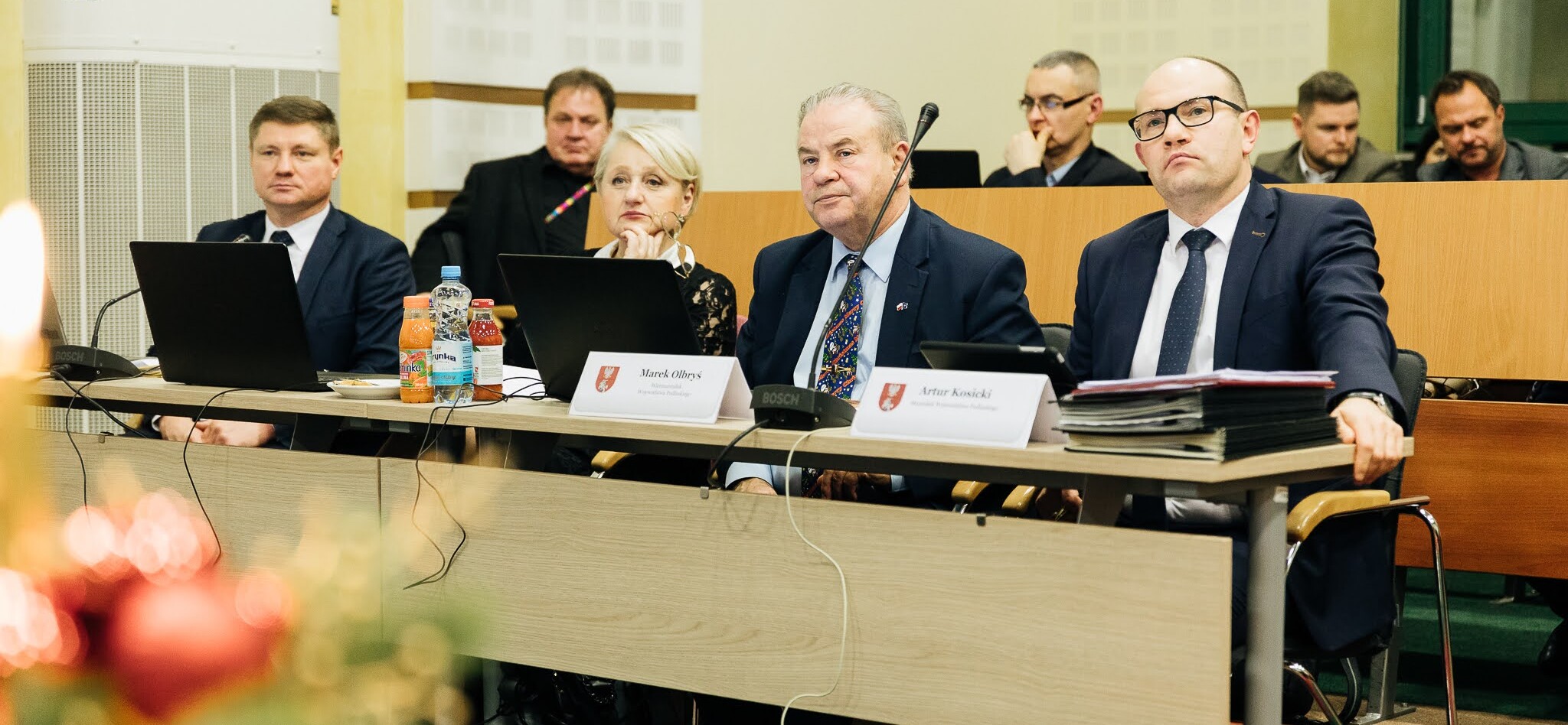 marszałek Artur Kosicki, wicemarszałek Marek Olbryś, członkowie zarządu: Wiesława Burnos oraz Marek Malinowski siedzą przy stole podczas sesji