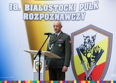 Umundurowany dowódca wojskowy podczas przemówienia wigilijnego