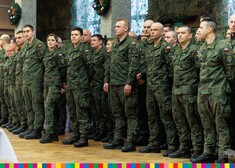Stojący umundurowani żołnierze w rzędzie podczas wigilii