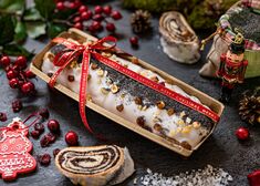 Ciasto makowiec przewiązane czerwoną wstążka z napisem merry christmas