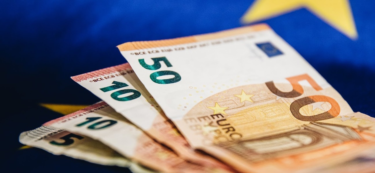 Euro na tle flagi unijnej