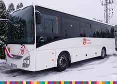 Biały autobus z napisem na boku Gmina Nowinka