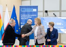 Marek Olbryś i Artur Kosicki podają dłoń przedstawicielkom LGD