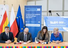 Marek Malinowski i Artur Kosicki podpisują umowę z przedstawicielami LGD