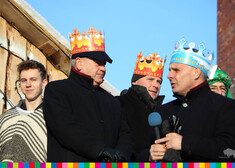 Marek Olbryś i inni oficjele stoją w koronach