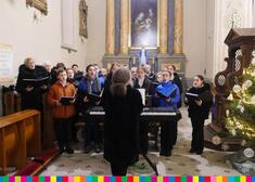 Zespół młodzieży śpiewa w kościele