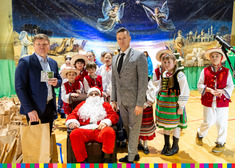 Marek Malinowski, prowadzący, dzieci i święty Mikołaj