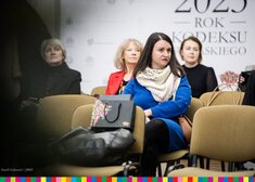 Kilka kobiet siedzi na sali