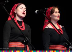 Dwie kobiety podczas śpiewania.