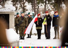 Harcerze z flagami oraz żołnierze