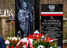 Udekorowany pomnik ks. Stanisława Suchowolca
