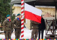 Flaga Polski zawieszona na biało czerwonym maszcie 