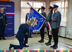 Komendant Policji ukląkł pod sztandarem Powiatowe Policji